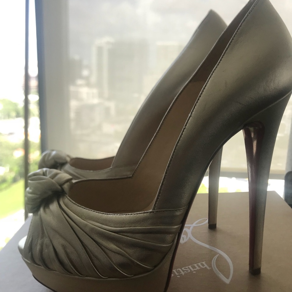 Never Worn Christian Louboutin 150m Knot heel